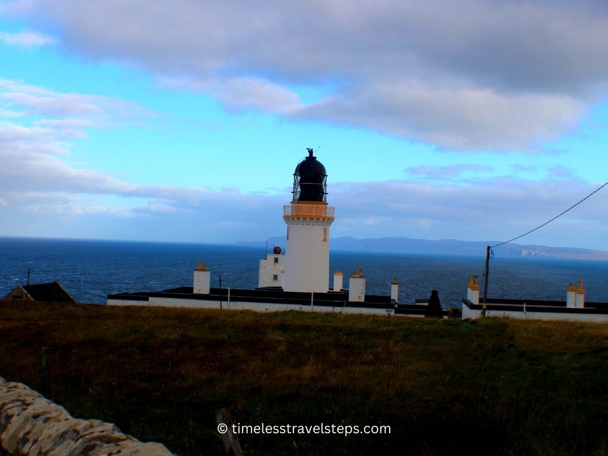 duncansby lighthousee duncansby stacks walk © timelesstravelsteps.com