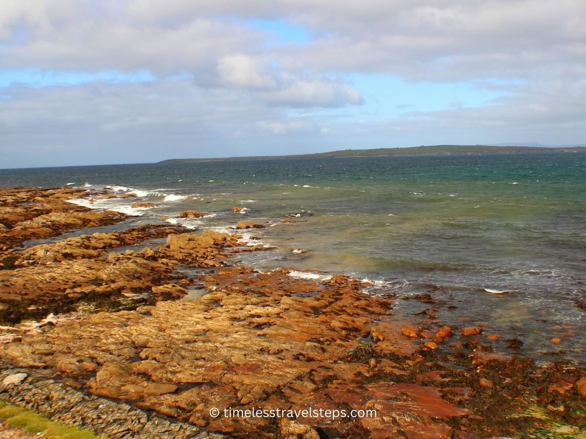 _rugged shore duncansby stacks walk © timelesstravelsteps.com