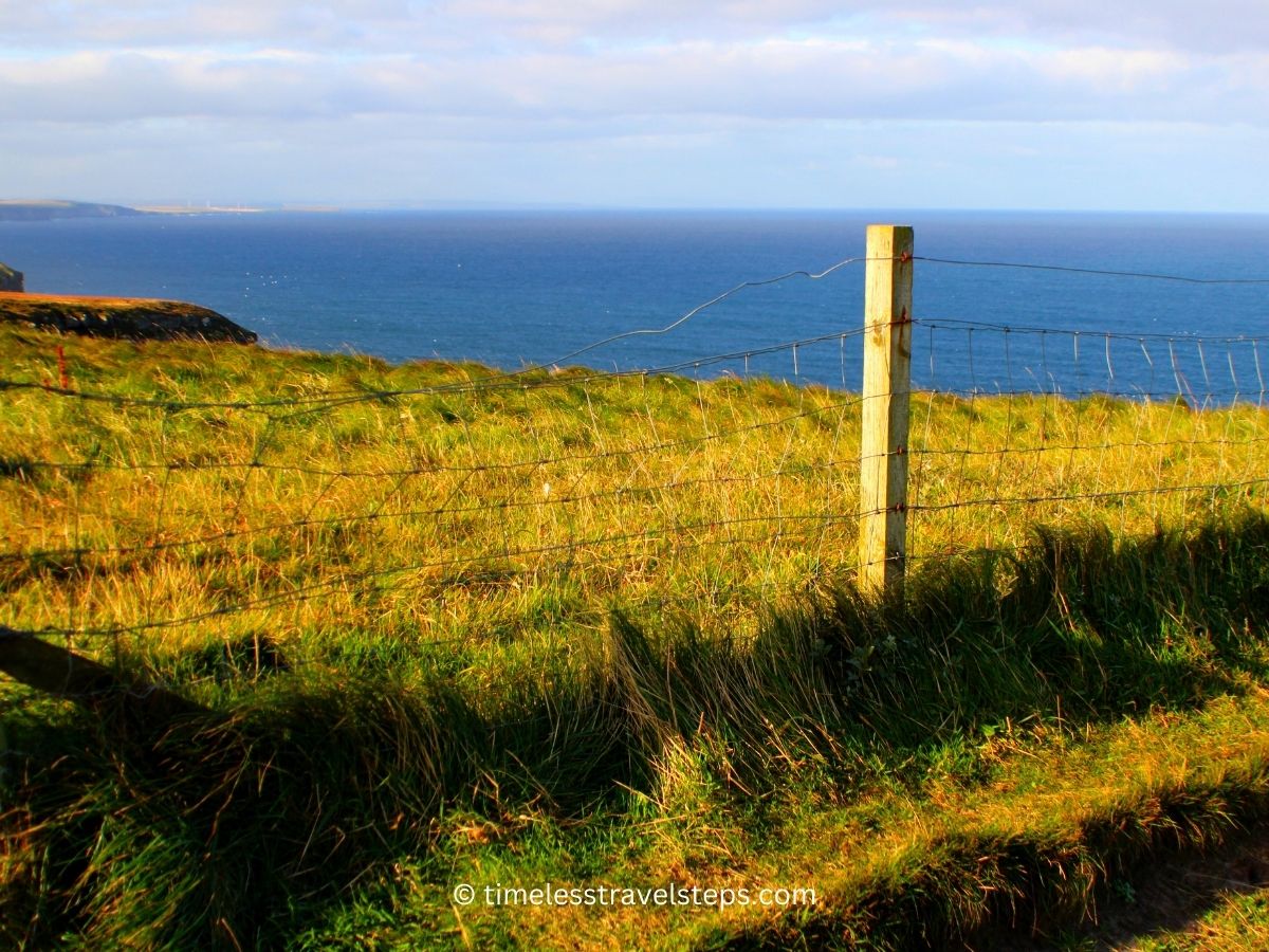 _fence duncansby stacks walk © timelesstravelsteps.com