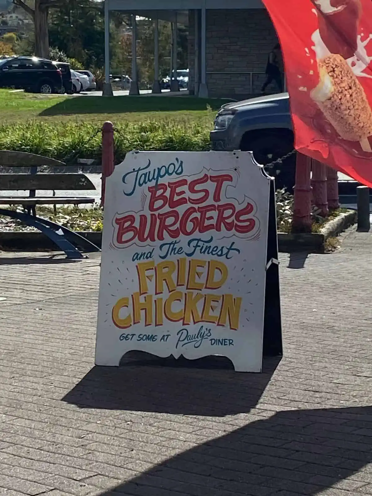 Sign at Pauly's Diner saying they have the best burgers and fried chicken