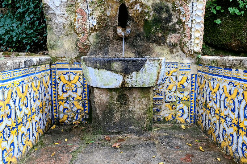 The fountain in the courtyard of the fountain, featuring blue and yellow azulejos.