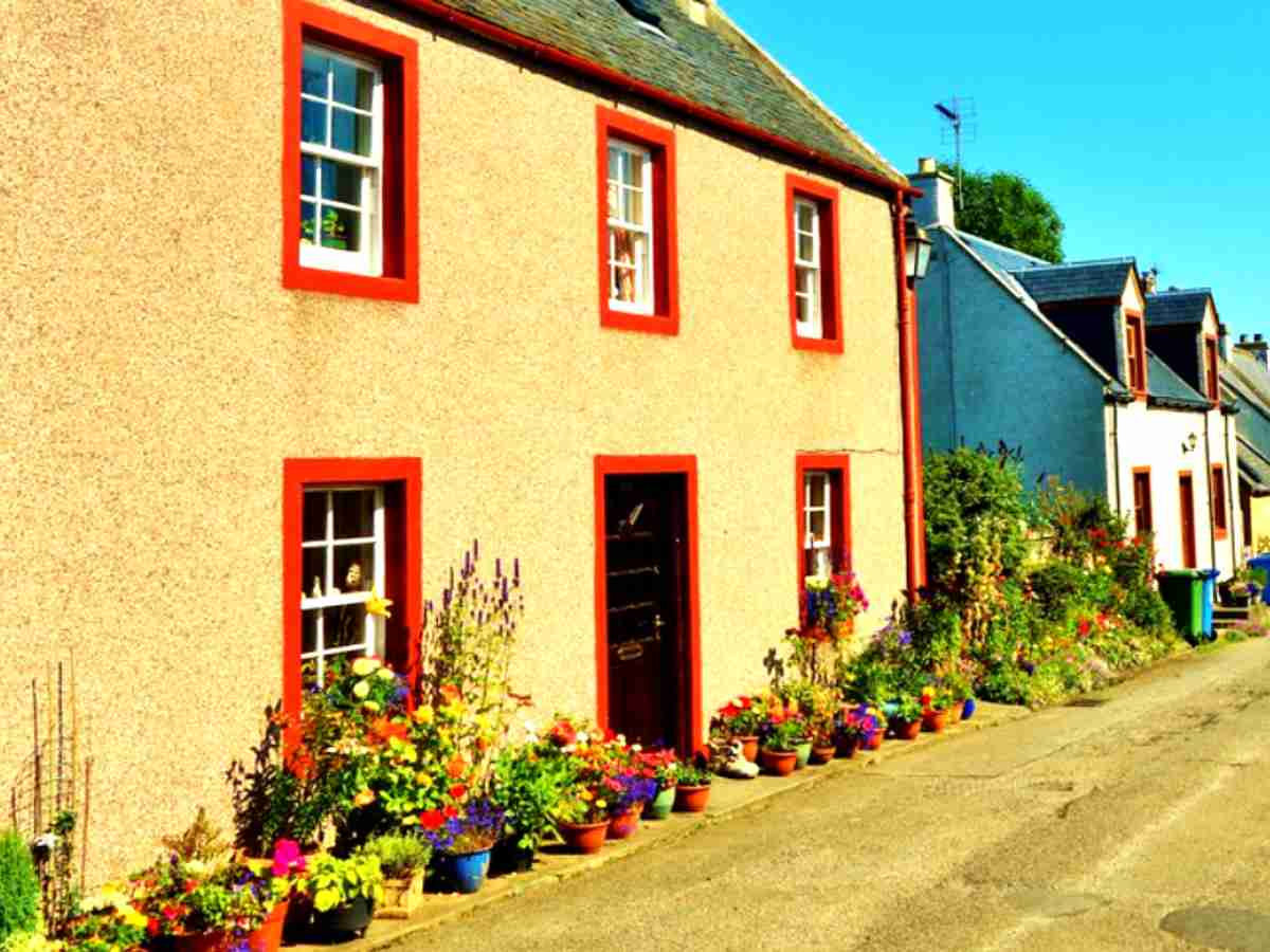 colouful houses in Cromarty 