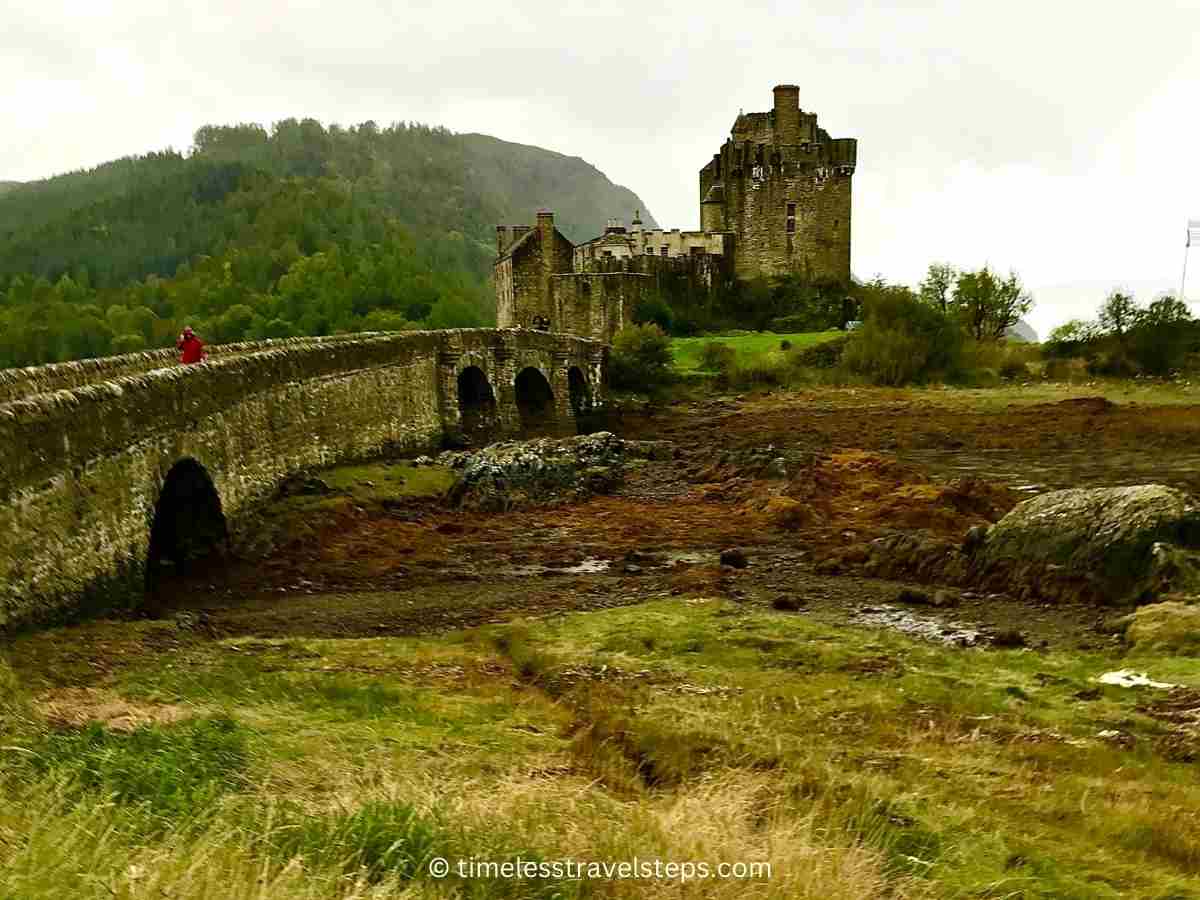 Eilean Donan Castle stonebridge © timelesstravelsteps.com