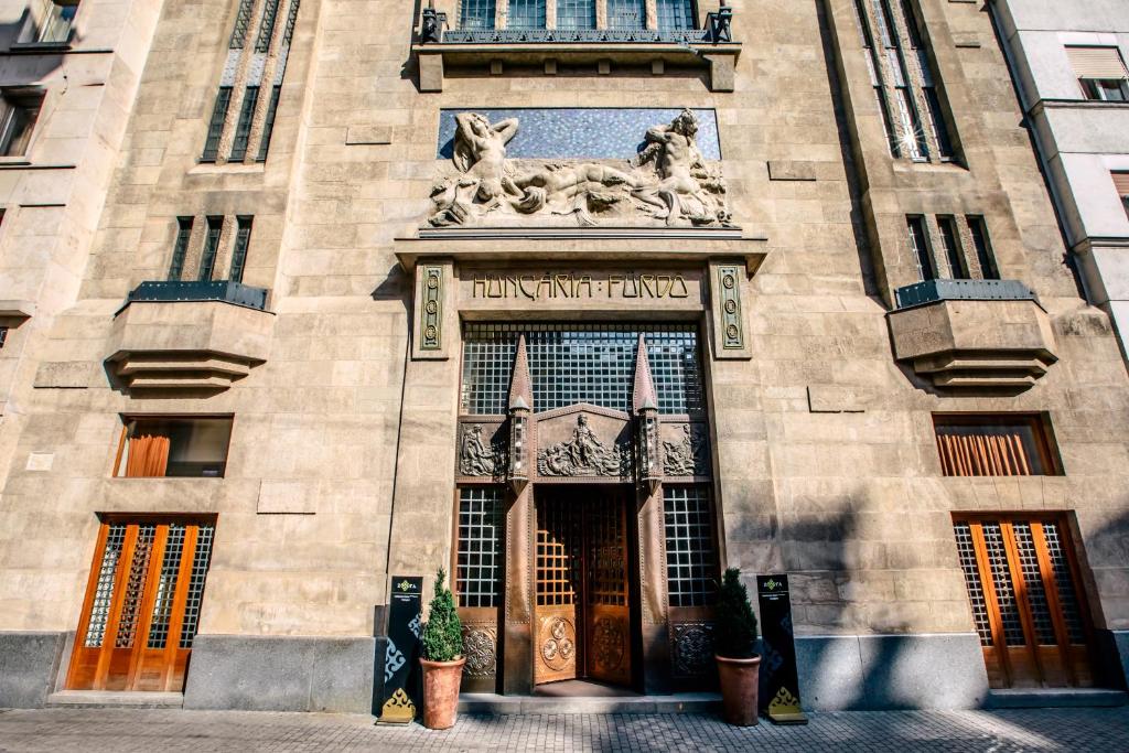 Front and exterior of Continental Budapest Hotel