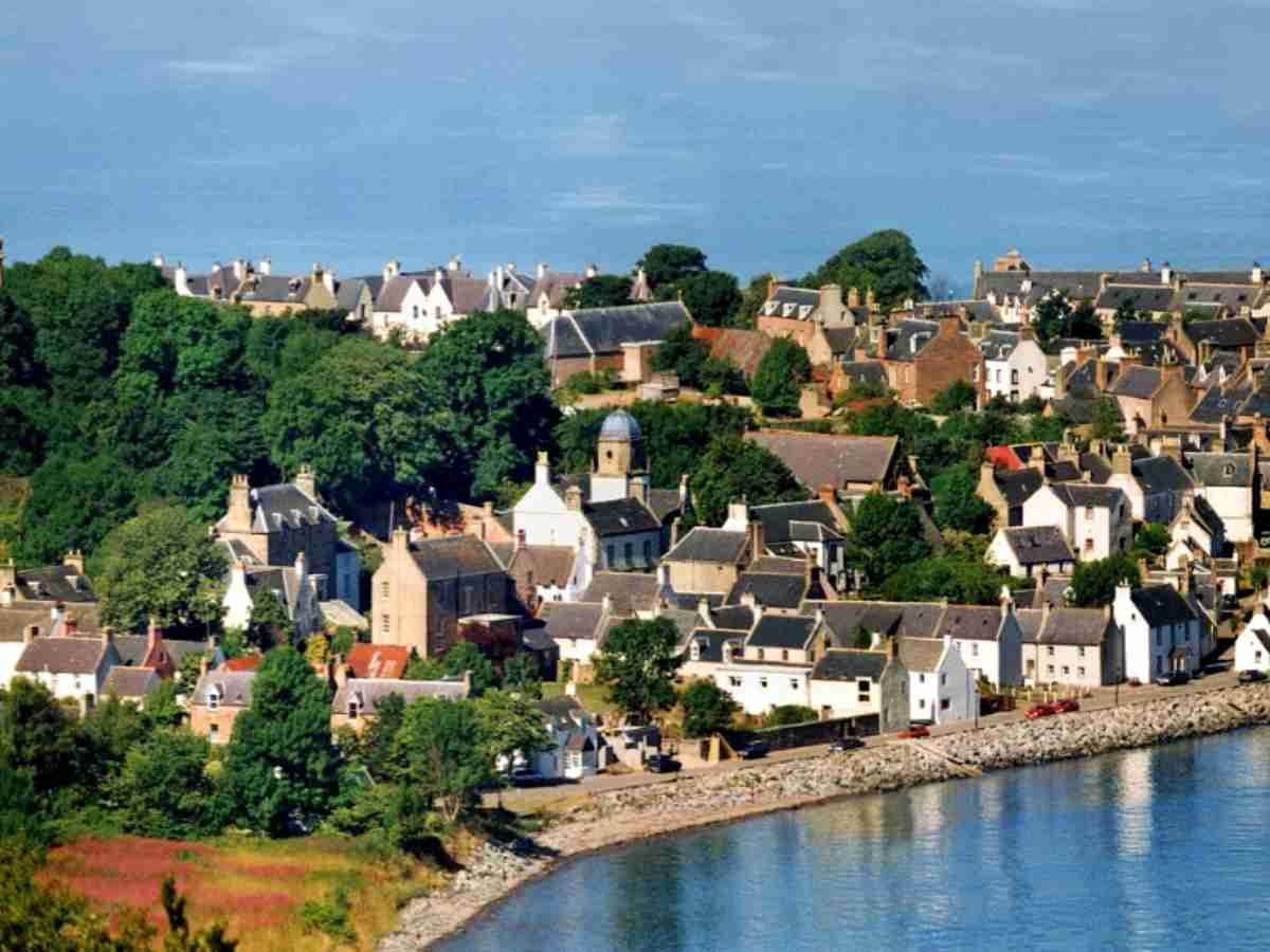 row of stone buildings/houses along the shore in Cromarty