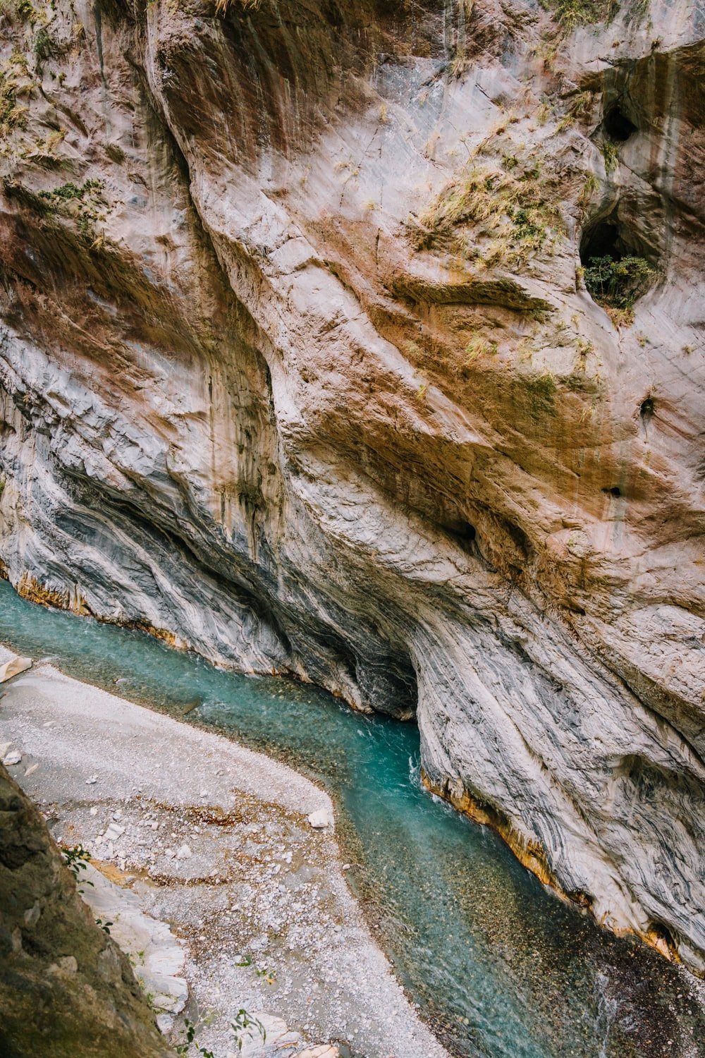 The icy blue Liwu River carving out the marbled canyon of Taroko Gorge, Taroko National Park, Taiwan.