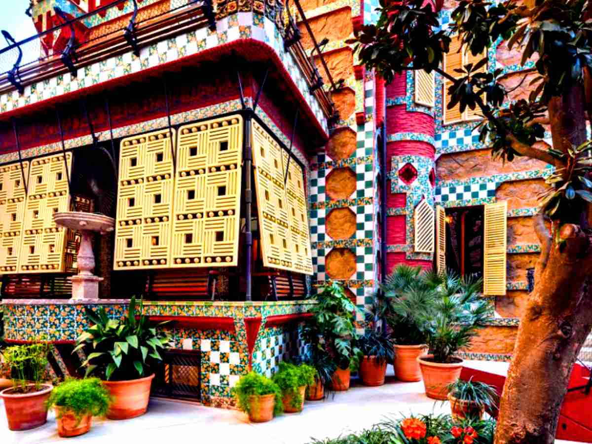 colouful asian architecture at casa vicens