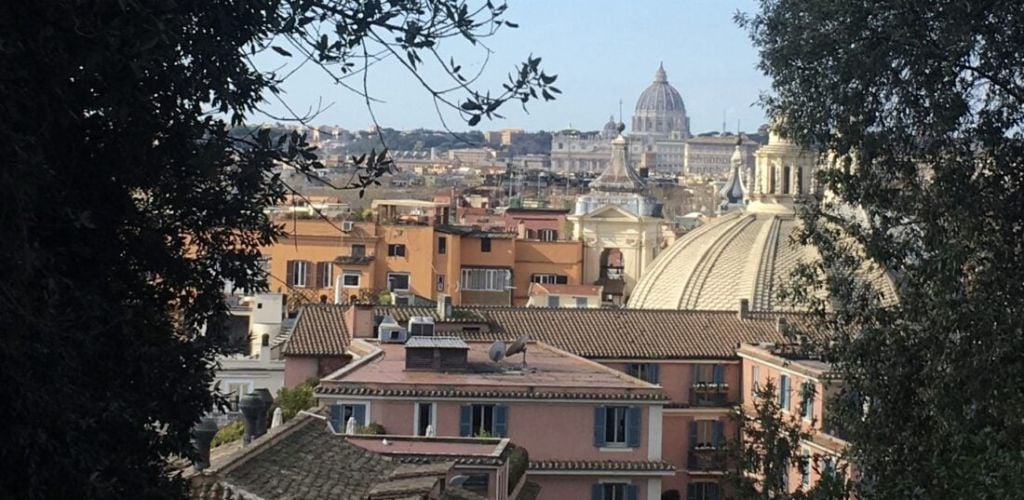 A houses structure and a Rome Basilica in the far site. 