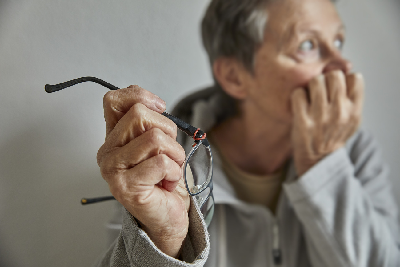 Frau mit Brille schaut besorgt