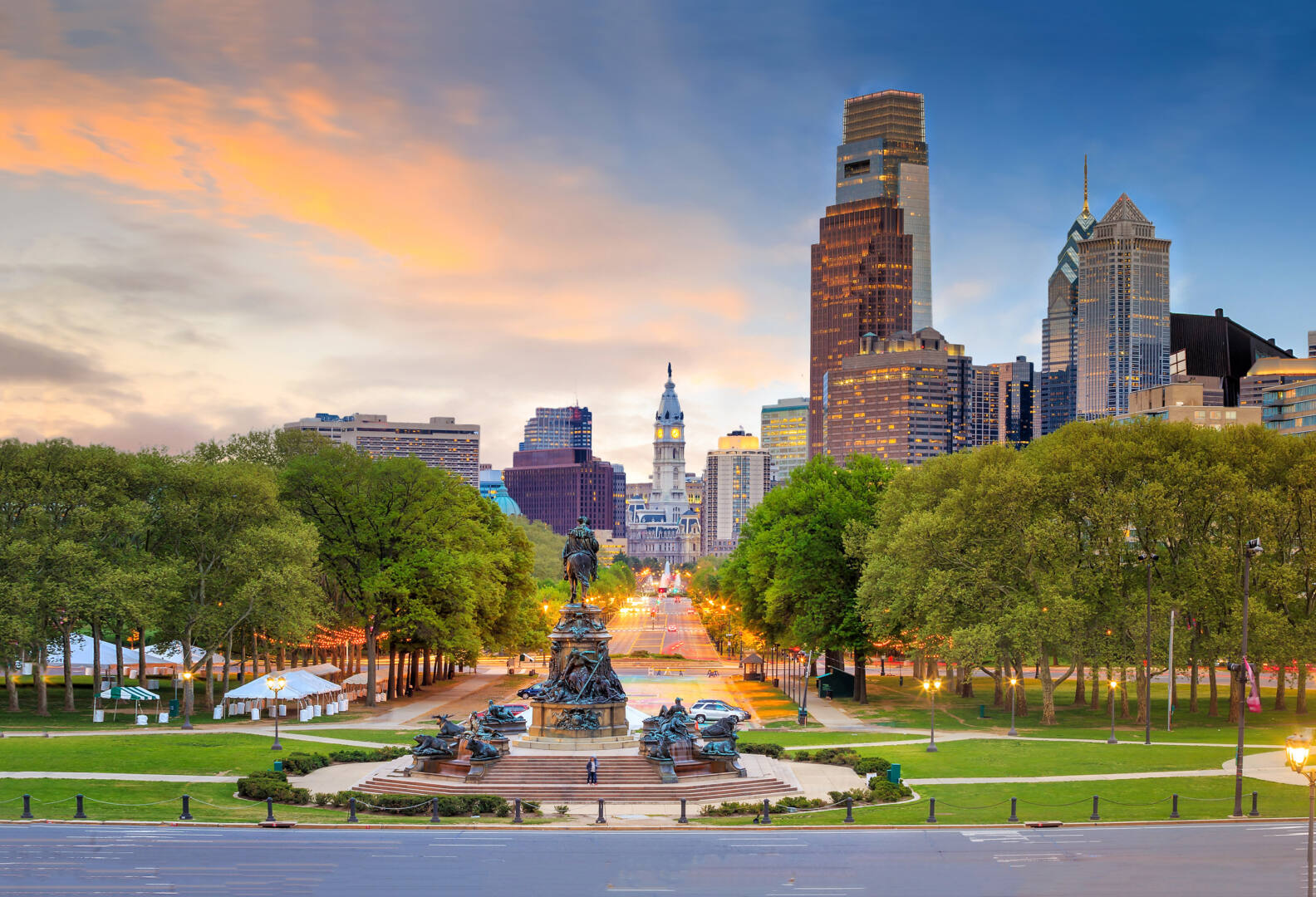 philadelphia downtown skyline at sunset