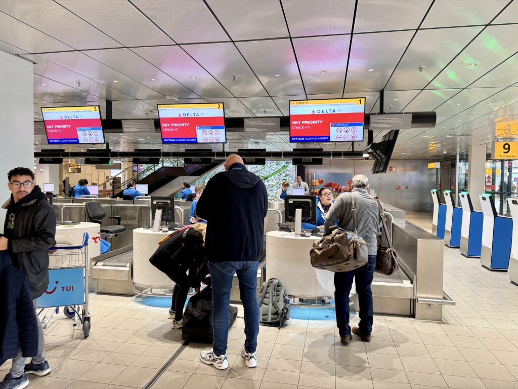 Delta Sky Priority Desk at AMS