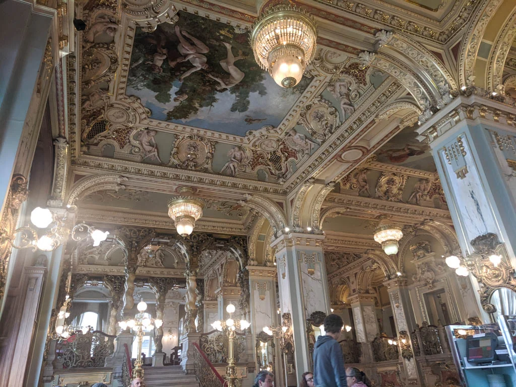 gilded ceiling of the New York Cafe, cafe new york budapest fotos