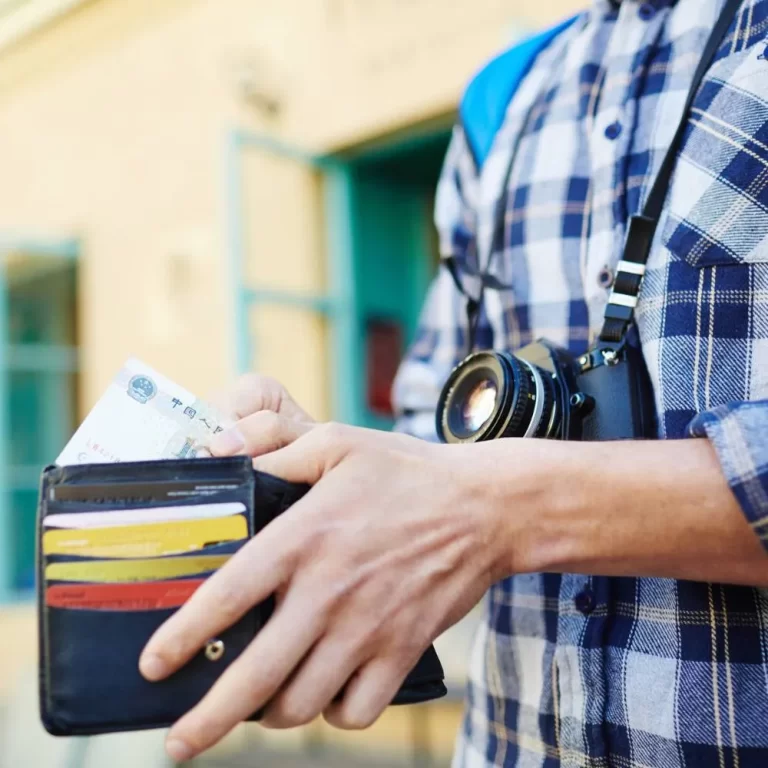 World Travel Hackers: How to avoid paying at the airport for oversized baggage