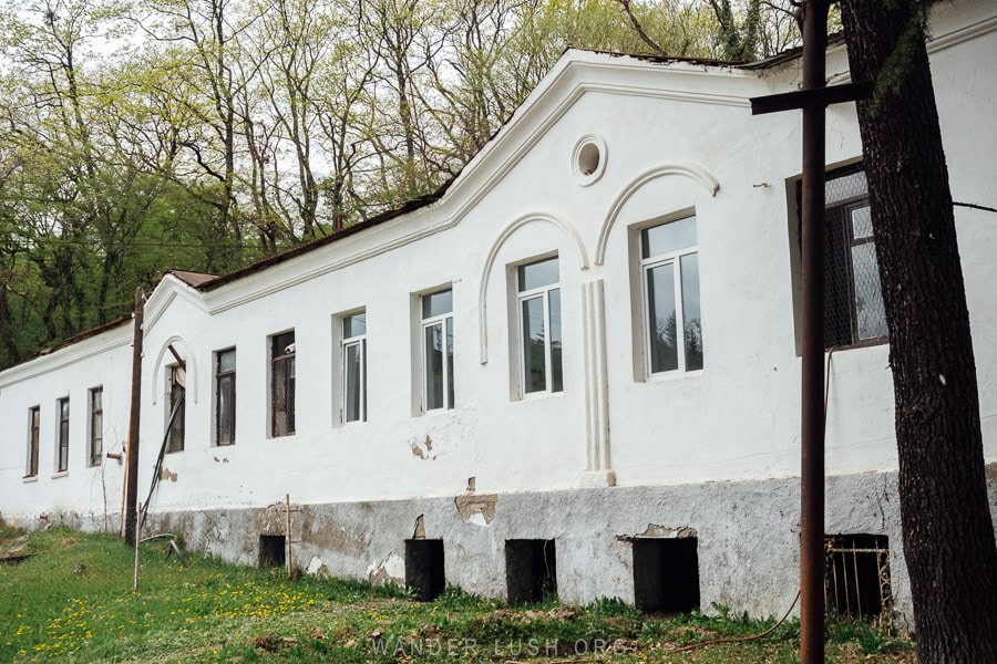 An old building with a new facade, where treatment rooms for mud therapy in Gurjaani are located.