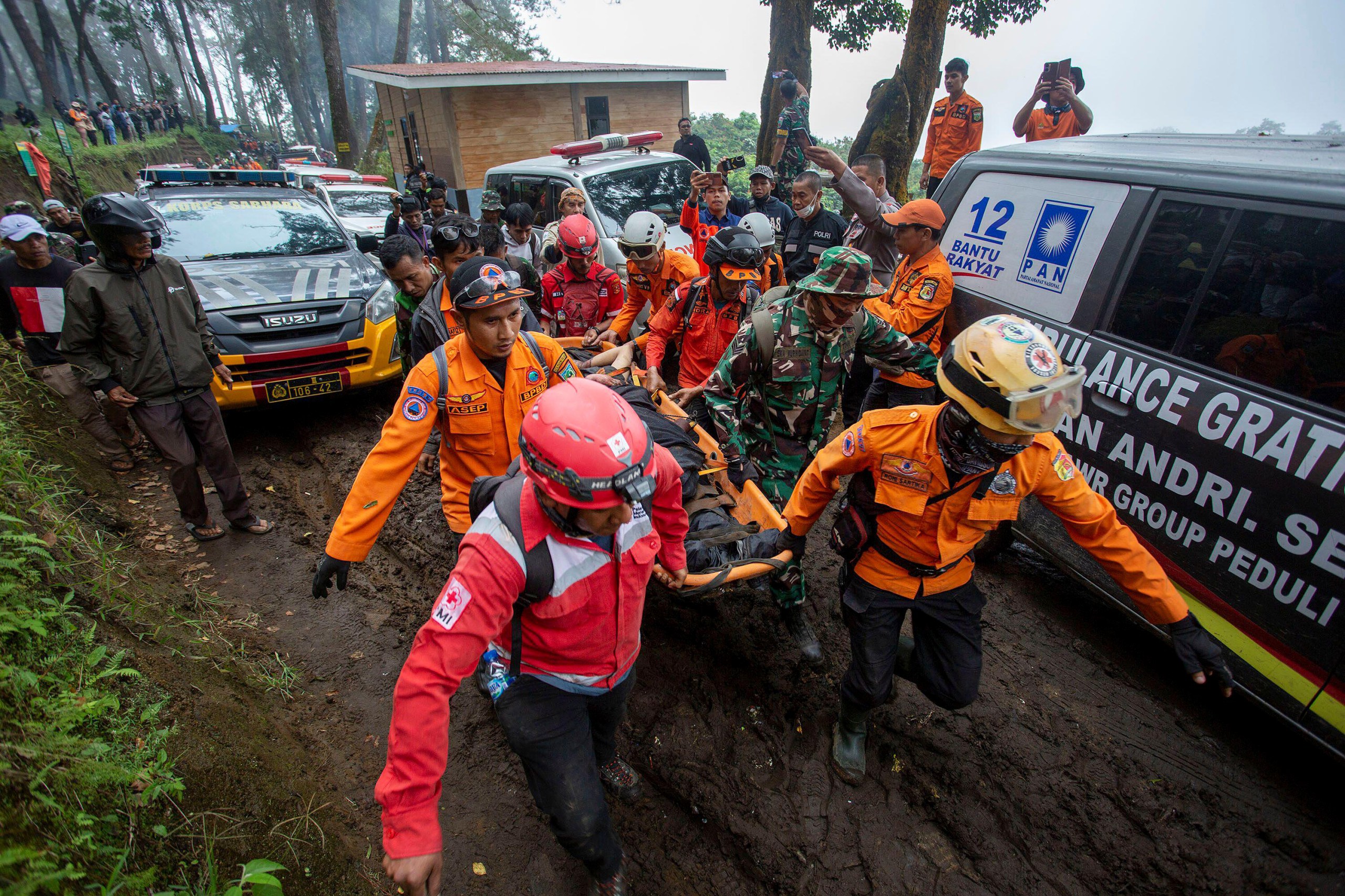 Evacuation efforts when the mountain erupted last year (Alamy)