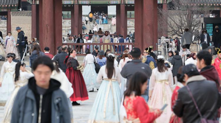 Foreign and domestic tourists visit Gyeongbok Palace in central Seoul, Friday.  Yonhap