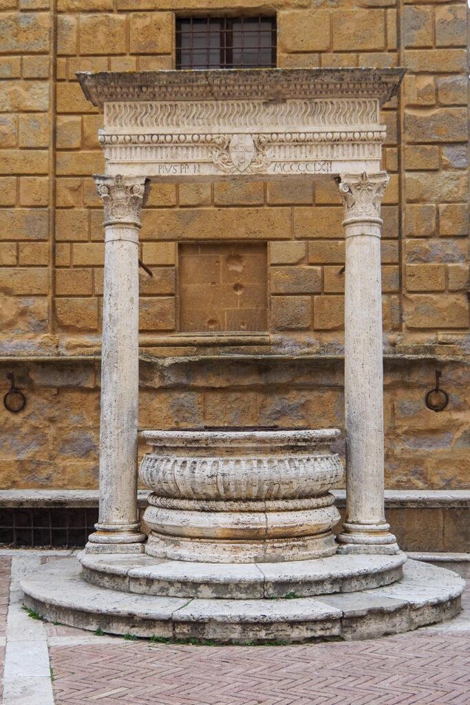 Ancient Romanesque Well in Pienza, Tuscany: Pozzo Piazza Pio II, Italian Renaissance architecture