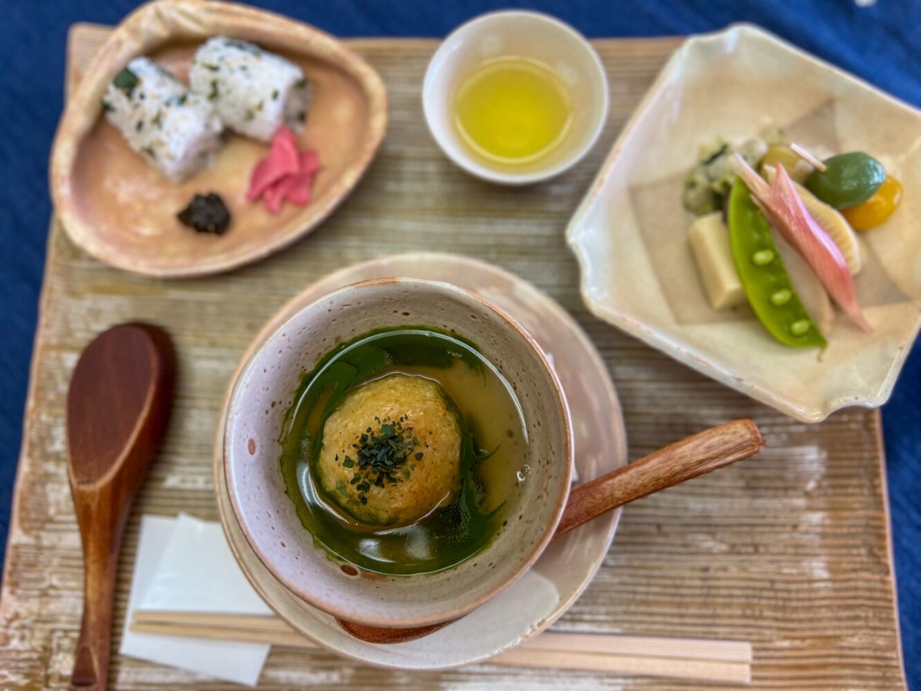 A set of matcha-themed traditional and creative Japanese foods.