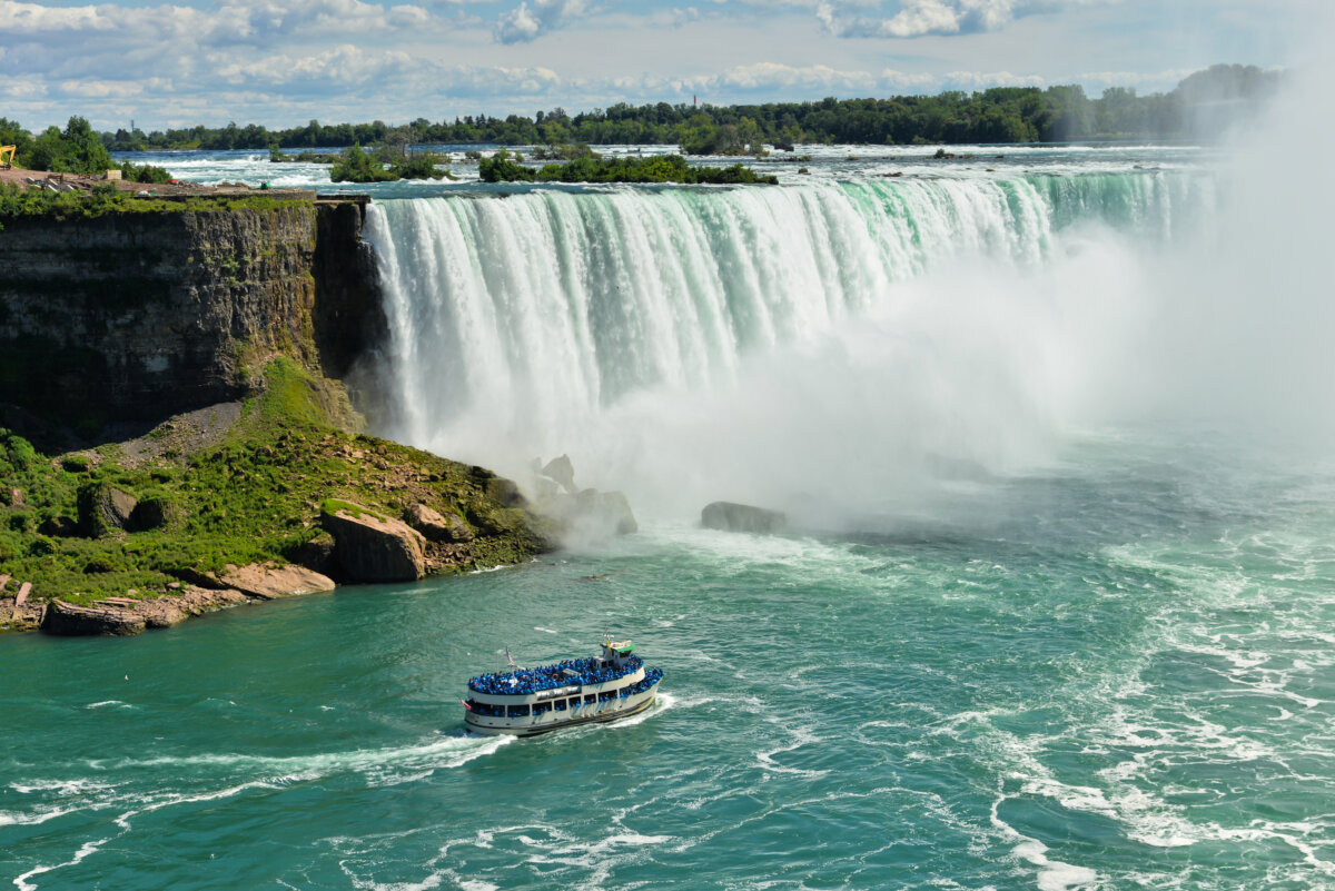 Cruise ship near big Horseshoe fall, Niagara falls