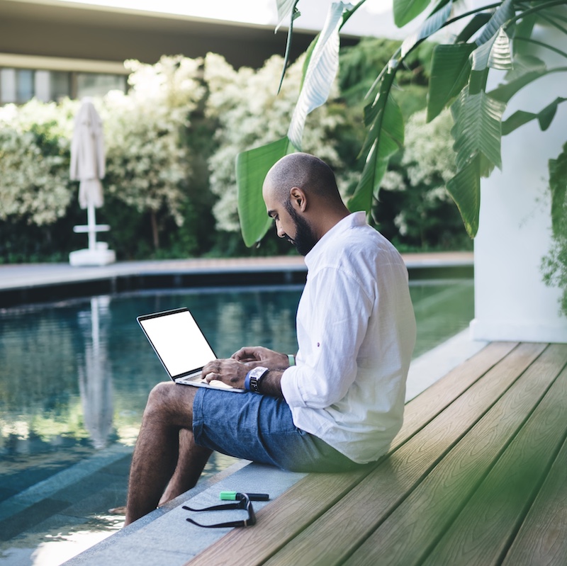 traveler nomad laptop pool