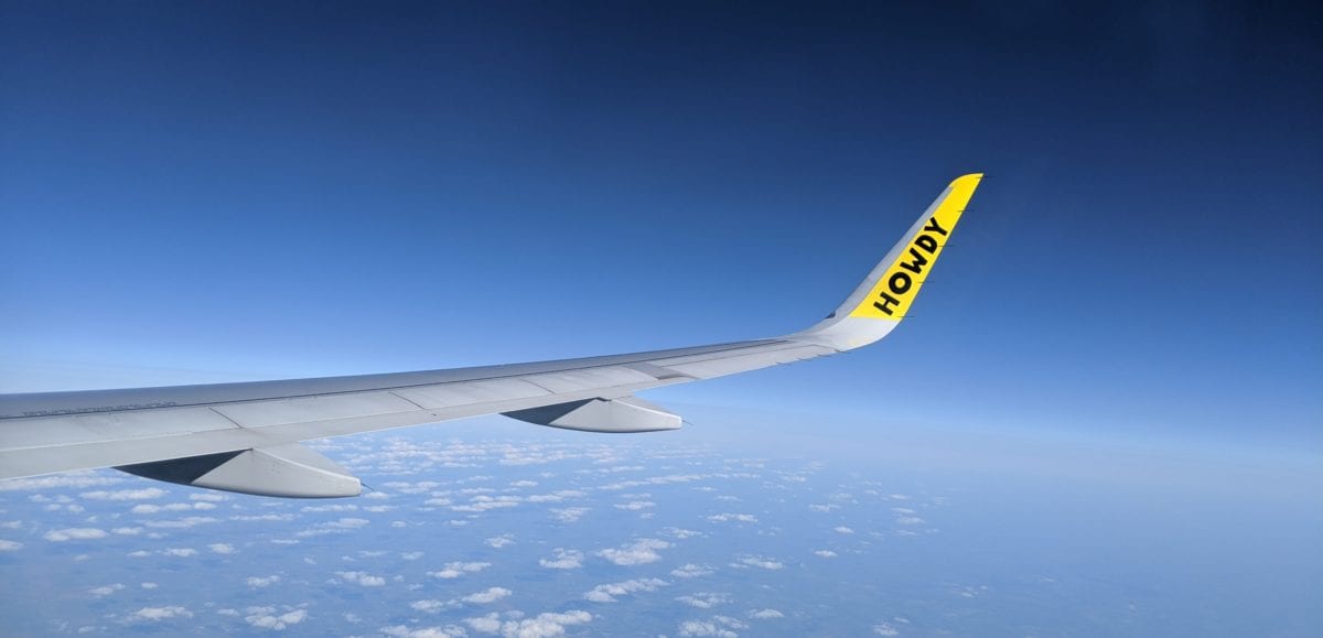 spirit airlines plane wing