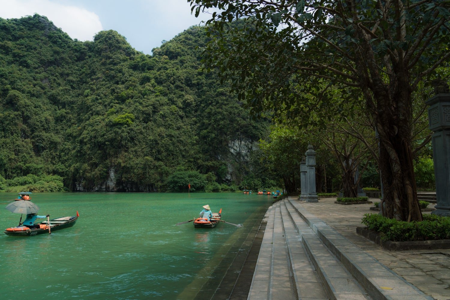 A Vietnamese local rowing a sanpam boat in Trang An Route 2.