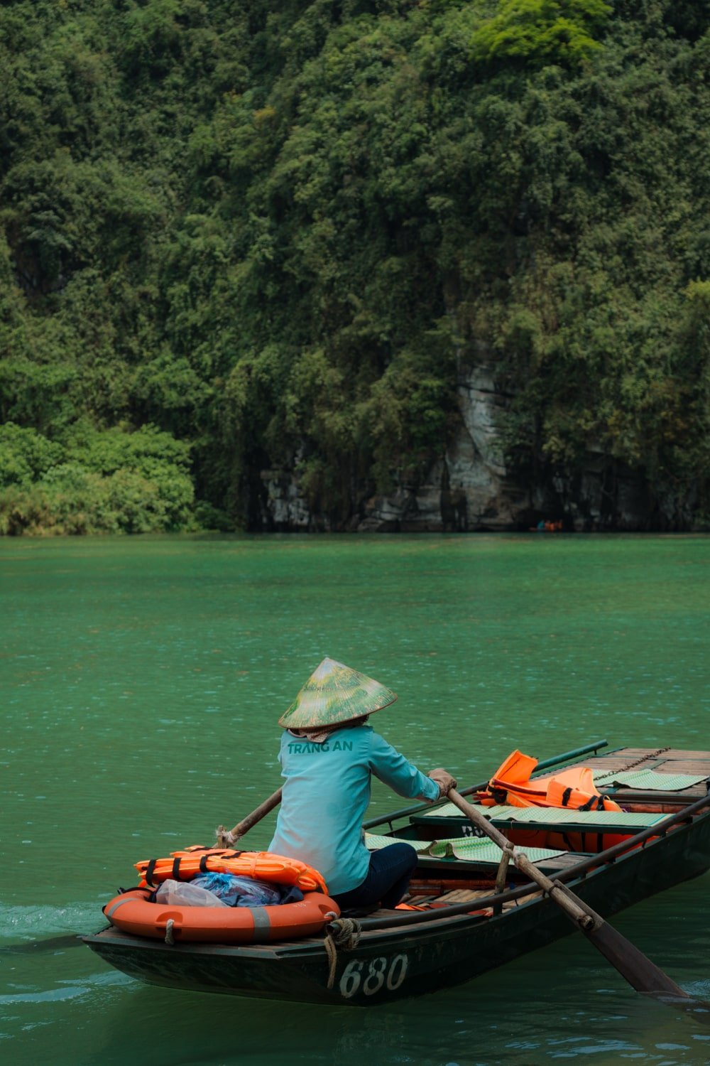 A Vietnamese boat rower rowing a sanpam boat in Trang An.