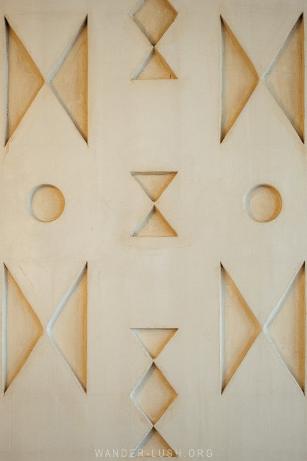 Engravings on a wall based on woodwork from Megrelian oda houses.