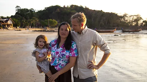 Laerke Thorndal Photo of Nikolaj Astrup and Michelle Rødgaard-Jessen on beach with their daughter