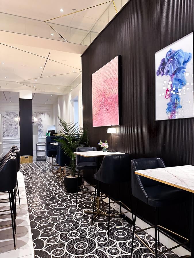 Elegant bar area at Sapphire House Antwerp featuring stylish decor and art