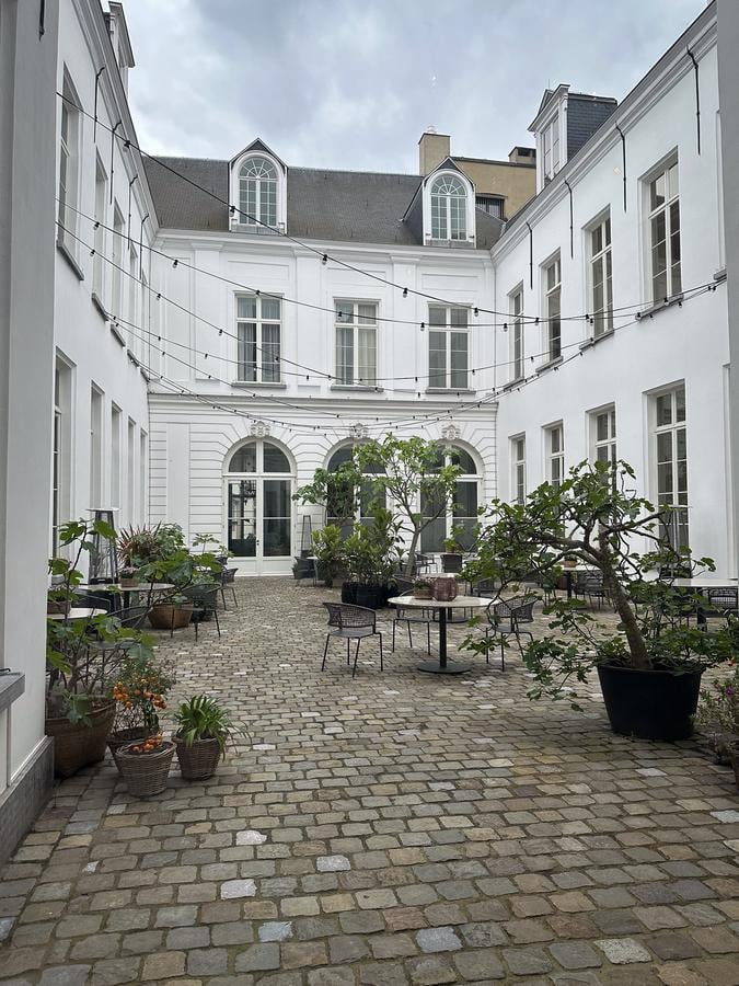 Sapphire House Antwerp courtyard with elegant white architecture and cobblestone path