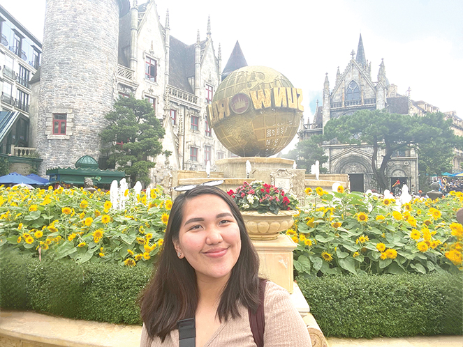 Working as a digital nomad allows Diana Marcial to have a lot of time to travel, experience, and explore different cities and countries. In the photo: Diana Marcial visits the Sun World Ba Na Hills Tourist Area in Da Nang. (Photo courtesy of the character).