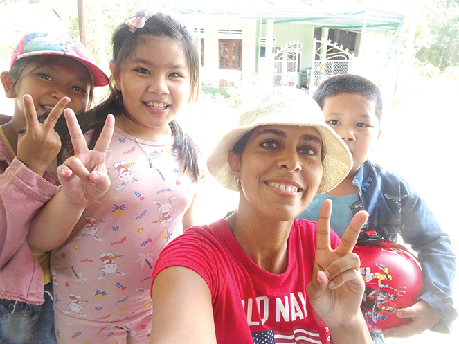 After a period of living and working as a digital nomad in Da Nang, Pacha Lola from the Netherlands loves living in the coastal city. In the photo: Pacha Lola has an experiential trip to Quang Nam Province and meets with children there. (Photo courtesy of the character)