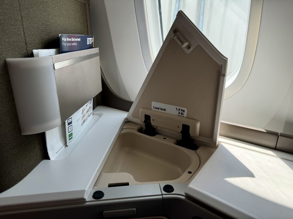 lufthansa 787-9 business class seat storage