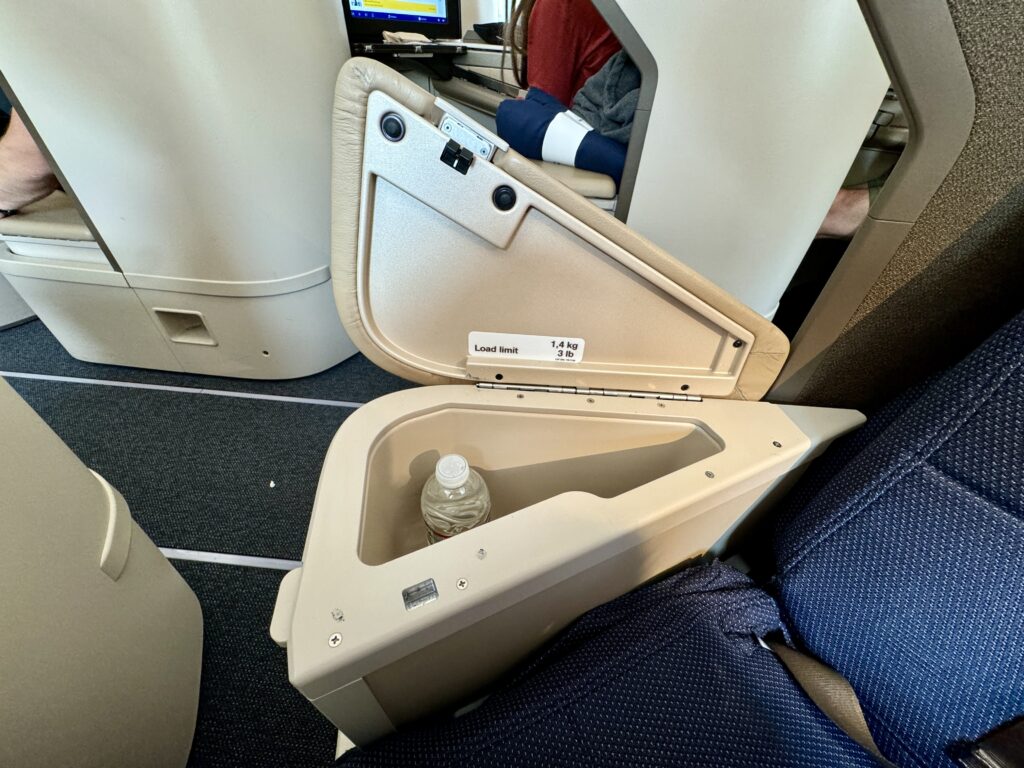 lufthansa 787-9 business class seat storage