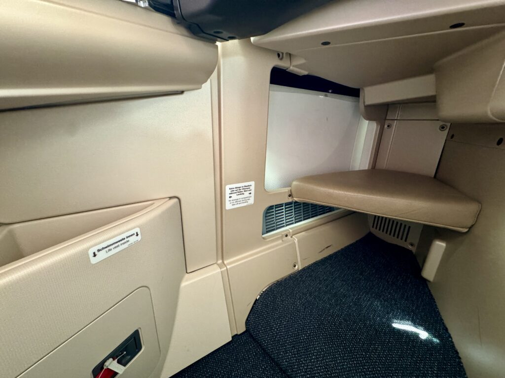 lufthansa business class 787-9 footwell