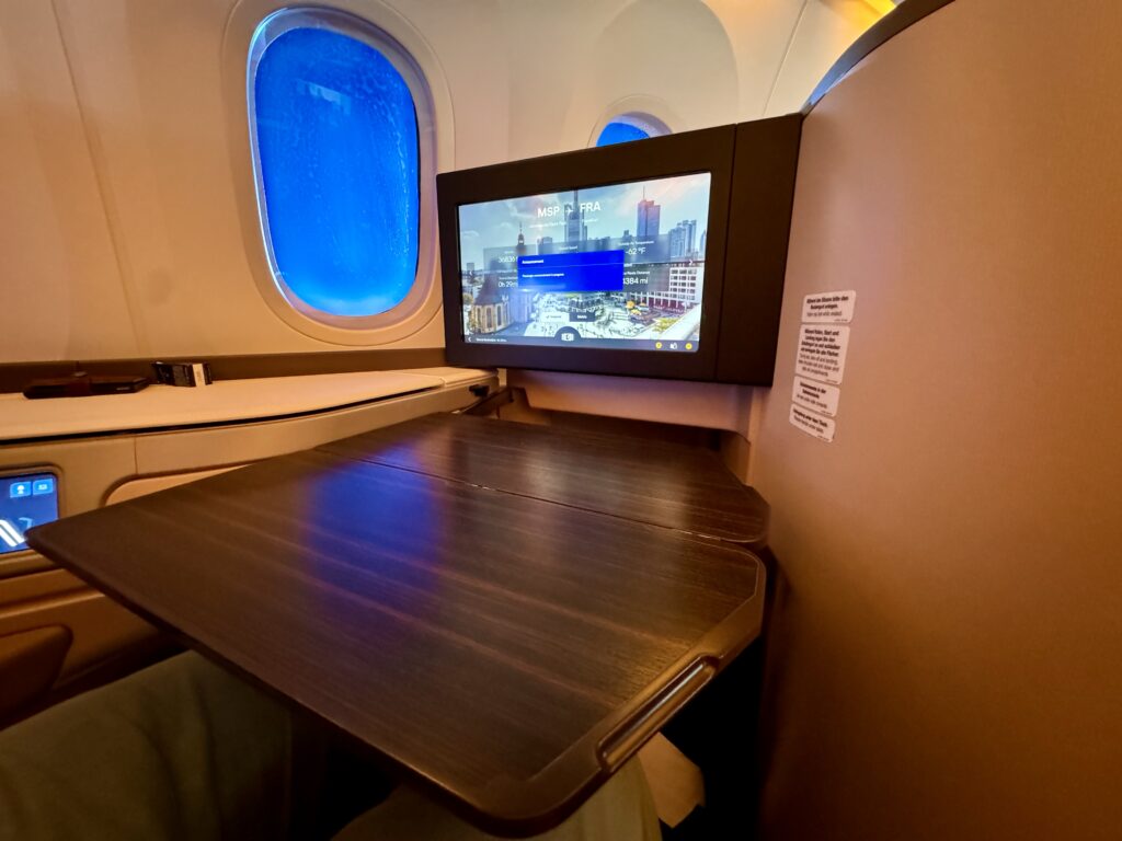 lufthansa 787-9 business class tray table