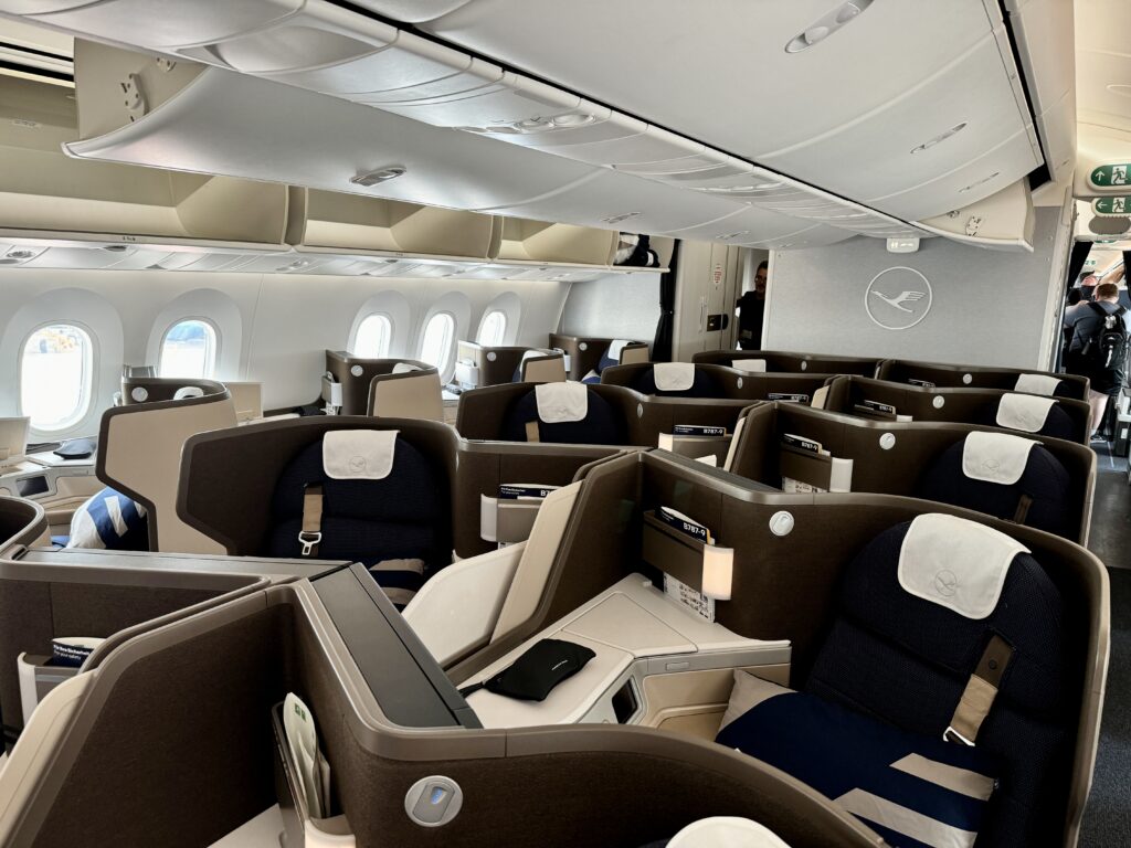 lufthansa 787-9 business class cabin