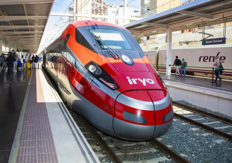 Foreign tourists account for half of all train travel bookings to main destinations in Spain | Sur in English