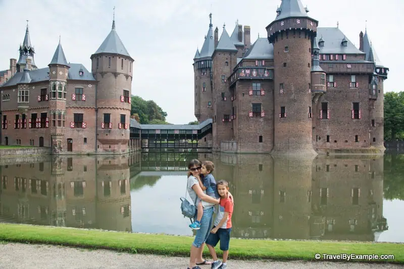 Elena with her children in front of a castle in the Netherlands