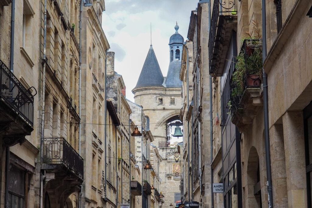 Porte Cailhau, historic gateway in Bordeaux cityscape