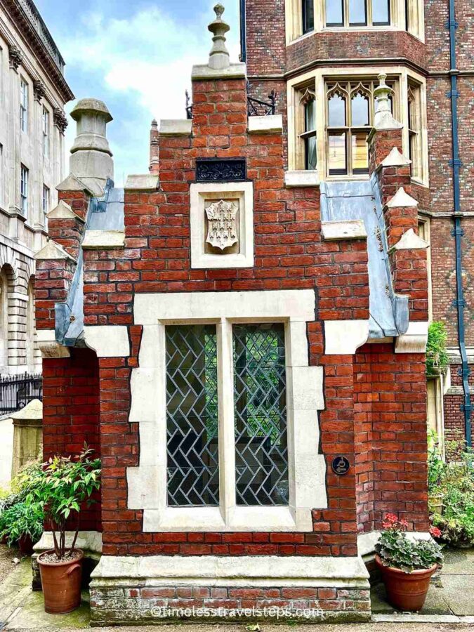 ostler's hut at lincoln's inn - the smallest listed heritage building in london