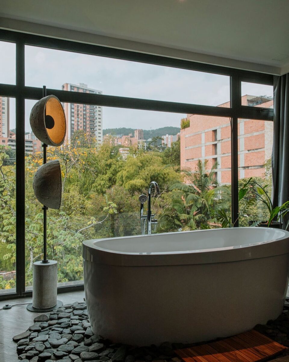 bathtub at a window at Click Clack Hotel