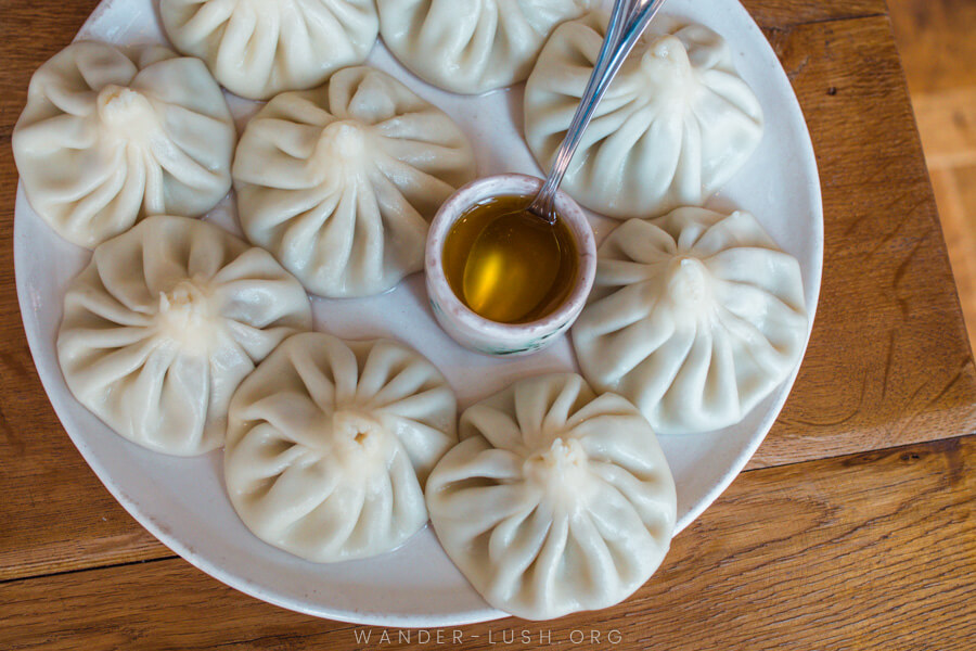 A round plate of Georgian khinkali dumplings.