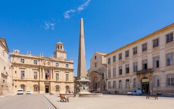 Frankreich Provence Arles Place de la Republique Rathaus Obelisk Portal St Trophime Slow travel grey guide authentic travel experiences trips for over 60s summer 2022