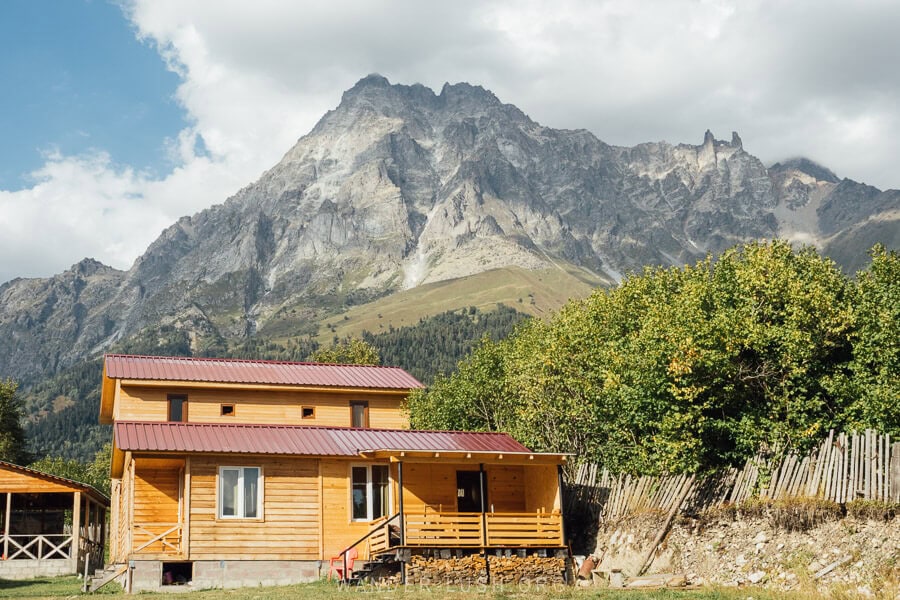 Cottages Shikhra, a cabin at the foot of Mount Ushba in Mazeri.