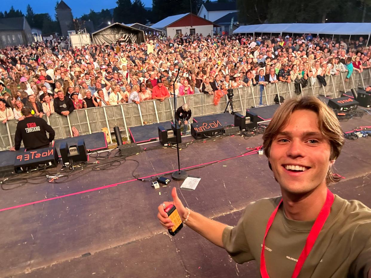 Escobar went backstage with the Norwegian band Stavangerkameratene while traveling in Oslo.