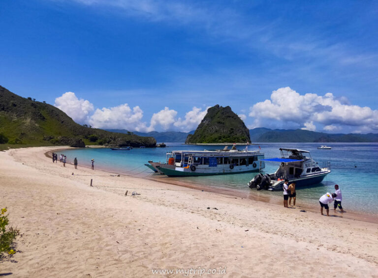 Tourists Call for Toilet Facilities at Pink Beach and Long Pink Beach - Indonesia Expat