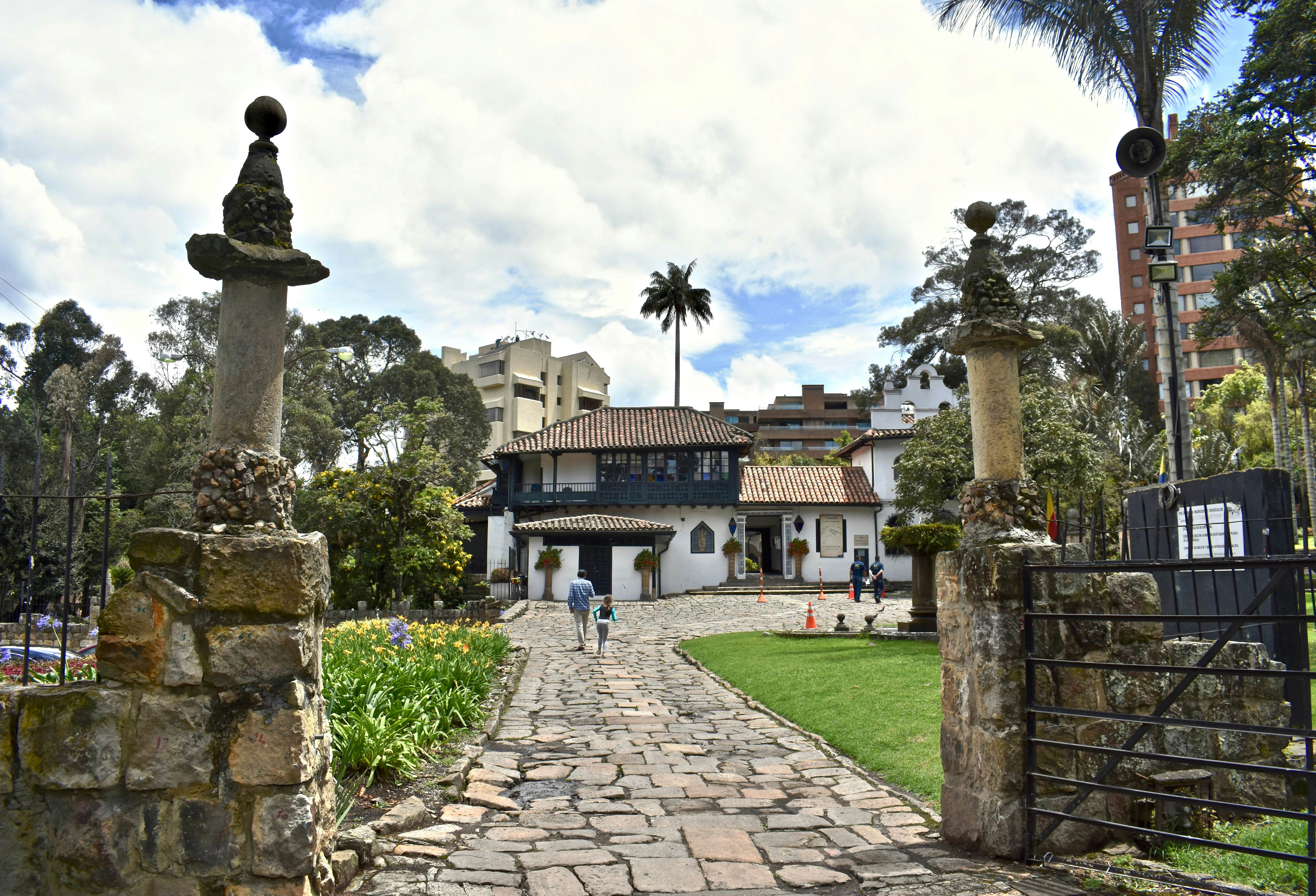 A stone path leads to the Museo del Chicó, an example of 18th-century rural architecture in Chicó, Bogotá, Colombia