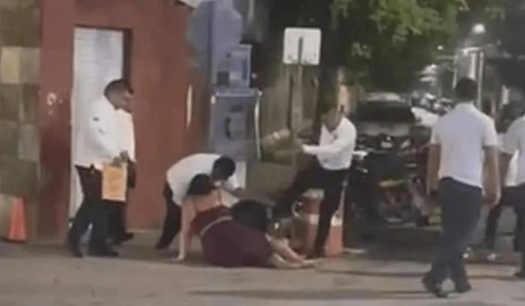 Playa Del Carmen Taxi Drivers Brutally Beat A Tourist For Not Paying An Overcharge Fee (Video)